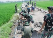 Gotong Royong di Terik Matahari, Satgas TMMD ke-126 Kodim 0815/Mojokerto Genjot Pembangunan TPT dan JUT Desa Sumbertanggul