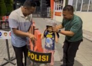 Wujudkan Polisi Sahabat Anak, Samapta Polres Gresik Wujudkan Nazar Bocah 6 Tahun Berpose dengan Tameng