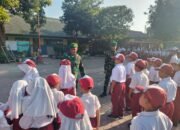 Tumbuhkan Nasionalisme Lewat Upacara, Satgas TMMD ke-126 Kodim 0815/ Mojokerto Jadi Inspirasi Anak Sekolah