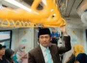 Walkot Palembang Ratu Dew Saat Bekerja Naik LRT