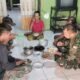 Satgas TMMD ke-126 Kodim 0815/Mojokerto Wujudkan Keakraban Melalui Makan Bersama Warga Sumbertanggul