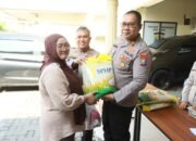 Momen Hari Pangan Sedunia, Polres Gresik Menggelar Pasar Murah bagi Masyarakat Menganti