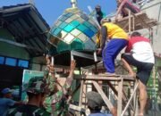 Satgas TMMD 126 Mojokerto dan Warga Kompak Pasang Kubah Mushola Baitul Mukmin