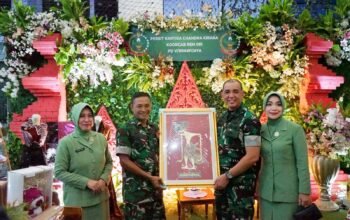 Kerajinan Wayang Kulit dari Babinsa Nganjuk Curi Perhatian Pangdam Rudy