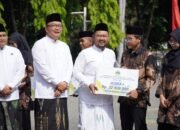 Juara Umum MTQ Jatim, Bupati Yani Serahkan Reward kepada Kafilah Gresik Rp813 Juta
