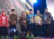 Bupati Sidoarjo Memberikan Hadia Tiga Kategori Lomba RT Tingkat Kabupaten