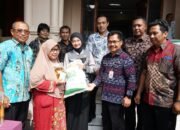 Mbak Wali Salurkan Bantuan Pangan Beras dan Minyak Goreng untuk Masyarakat Pra Sejahtera