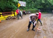 Polsek Pacet Bersama Tahura R. Soerjo Gerak Cepat Atasi Luapan Air di Jalur Pacet–Cangar