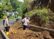 Polsek Pacet bersama Warga Bergerak Cepat Bersihkan Material Secara Manual