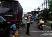 Quick Respon Polsek Babat Evakuasi Truk Patah As Roda di Jalan Raya Simpang 3 Mira