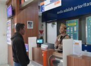 Moment Hari Pahlawan, KAI DAOP 7 Madiun Kenakan Pakaian Tematik Perjuangan dalam Pelayanan dengan Sapa Pelangggan KA