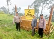 Polsek Pacet Pasang Banner Himbauan Waspada Bahaya Petir di Bukit Bodoh Gede (Pacet Hill)