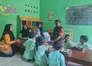 Babinsa Grujugan Kawal Langsung Program Makan Bergizi Gratis di RA Raudlatul Ulum Bondowoso