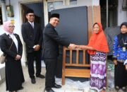 Walikota Probolinggo Serahkan Bantuan Dipan dan Kasur ke Lansia Kebonsari Kulon