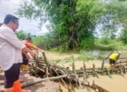 Wabup Alif Tinjau Banjir di Desa Glindah Akibat Tanggul Jebol