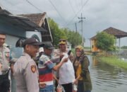 Polsek Beji dan Pemdes Kedungringin Salurkan Bantuan Sosial untuk Warga Terdampak Banjir