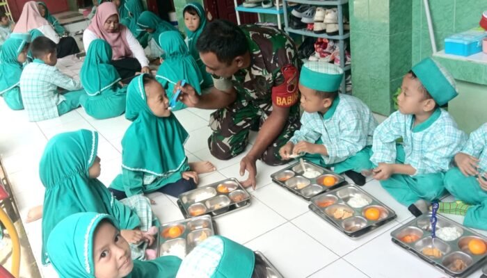 SPPG Jampirogo Jangkau 32 Sekolah, Babinsa Pastikan Distribusi Gizi Tepat Sasaran