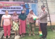 Polsek Bilah Hulu Gelar Jumat Berkah, Bagikan Sembako untuk Warga Kurang Mampu