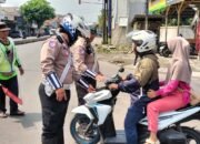 Polsek Porong Beri Teguran Humanis Pengendara Tanpa Helm untuk Keselamatan Bersama