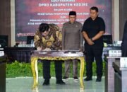 Mas Dhito Bersama Pimpinan DPRD Tandatangani Persetujuan Raperda APBD 2026