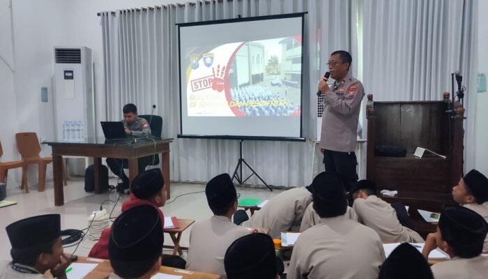 Satbinmas Polresta Sidoarjo Edukasi Antibullying kepada Santri Ponpes