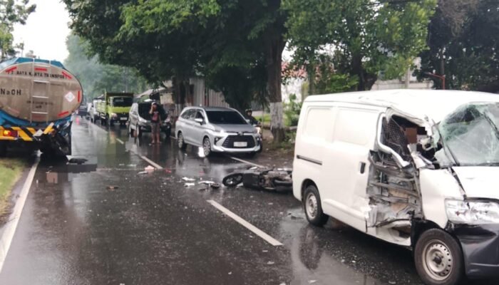 Pelajar Mlirip Tewas Terlindas Truk Setelah Motor Selip di Jalan Basah