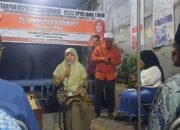 Ijazah Murid Ditahan, Ketua Fraksi PKS Desak Pemerintah Bersikap    Persoalan ijazah siswa yang masih ditahan oleh sejumlah sekolah swasta di Surabaya masih muncul. Hal itu diketahui Ketua Fraksi PKS DPRD Jawa Timur, Lilik Hendarwati saat reses bersama warga di Surabaya.  Lilik menerima banyak aduan terkait ijazah yang belum bisa diambil karena tunggakan biaya sekolah. Persoalan ini muncul karena kondisi ekonomi masyarakat yang semakin berat.   Lilik mengakui banyak orang tua hanya mampu memenuhi kebutuhan dasar keluarga sehingga tidak sanggup membayar kewajiban pendidikan anak-anak mereka di sekolah swasta.  “Karena gratis hanya berlaku untuk sekolah negeri, sementara di swasta mereka harus membayar berbagai kebutuhan. Banyak masyarakat yang bahkan untuk makan saja sulit. Jadi wajar jika ada tunggakan,” kata Lilik.  Anggota DPRD Jatim Dapil Surabaya itu menjelaskan bahwa sebenarnya Dinas Pendidikan telah memberikan program BPUPP sebagai dukungan operasional bagi sekolah swasta.   Sekolah swasta yang nekat menahan ijazah bisa dihentikan bantuan BOPP-nya. Namun dalam praktiknya, menurut Lilik, bantuan tersebut belum cukup menutup seluruh operasional sekolah.  “Secara hitungan saya, BPOPP itu tidak nutup operasional sekolah swasta. Di sisi lain, banyak orang tua tidak mampu bayar SPP. Makanya persoalan ini menumpuk,” ujarnya.  Lilik mengungkapkan bahwa beberapa warga Surabaya mengeluhkan ijazah dengan tunggakan bervariasi, bahkan ada yang mencapai Rp11 juta hingga Rp12 juta. Dinas Pendidikan, kata dia, bersedia membantu pembayaran jika tunggakan di bawah Rp5 juta, namun untuk nilai yang lebih besar sekolah juga memiliki keterbatasan.  Pada kesempatan itu, Lilik juga menyinggung bahwa fenomena penahanan ijazah hampir seluruhnya terjadi di sekolah swasta. Sekolah negeri, tegasnya, tidak memiliki kebijakan menahan ijazah siswa.  Meski memahami dilema operasional sekolah swasta, Lilik meminta pemerintah mencari solusi lebih sistematis agar kasus seperti ini tidak terus berulang.   “Ini harus ada alternatif lain. Sekolah butuh dana operasional, tapi siswa juga berhak mendapatkan ijazah. Negara harus hadir,” imbuhnya.  Selain soal pendidikan, Lilik juga menyoroti tingginya angka pengangguran di Surabaya dan Jawa Timur. Menurutnya, meski ada investasi masuk, dampaknya belum signifikan terhadap penyerapan tenaga kerja lokal.  “Banyak lurah mengakui bahwa ketika ada investor masuk, tenaga kerjanya bukan dari masyarakat setempat. Artinya aturan yang mewajibkan melibatkan tenaga lokal belum berjalan,” kata Lilik.  Ia mendorong pemerintah memperketat regulasi ketenagakerjaan sekaligus memperluas akses pelatihan tanpa batasan usia, mengingat banyak korban PHK justru berusia di atas 40 tahun.  Lilik menilai kebijakan Menteri Tenaga Kerja dari PKS sudah menegaskan bahwa penerimaan kerja tidak boleh membatasi usia.  “Orang yang ingin belajar dan meningkatkan kemampuan harus diberi kesempatan, berapa pun usianya,” tegasnya.  Lilik menegaskan komitmennya untuk terus memperjuangkan hak pendidikan warga, memastikan tidak ada lagi ijazah yang tertahan karena kemiskinan, sekaligus mengawal kebijakan ketenagakerjaan yang lebih berpihak pada masyarakat Jawa Timur