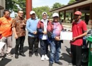 Bupati Blitar Serahkan Penghargaan kepada Desa/Kelurahan Berseri tahun 2025