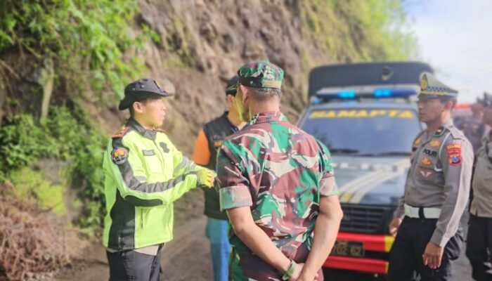 Mitigasi Jalur Cangar–Pacet Pasca Longsor, Polsek Pacet dan BPBD Mojokerto Pastikan Pembukaan Jalur Aman Terkendali