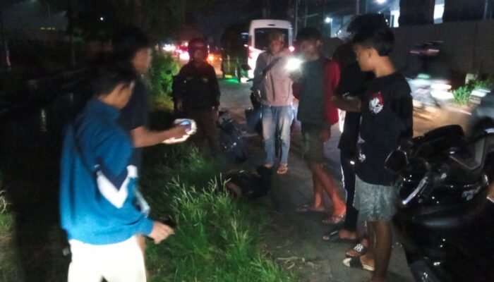 Tumpukan Pasir Tanpa Pembatas Picu Kecelakaan di Rejoslamet Mojowarno