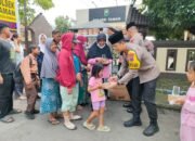 Kapolsek Taman Bagikan Makanan Gratis ke Warga