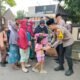 Kapolsek Taman Bagikan Makanan Gratis ke Warga
