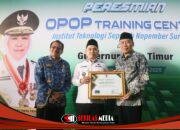 Bupati Mojokerto Raih Penghargaan Gubernur Jatim atas Dukungan Program OPOP Pesantren