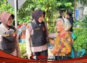 Humanis, Polwan Sidoarjo Bantu Lansia Ibadah Natal di Gereja