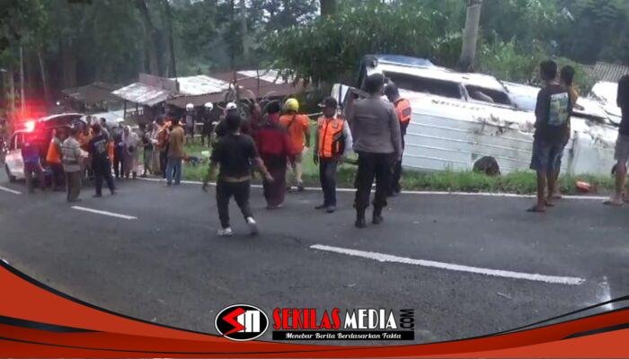 Rem Blong di Turunan Desa Sendi Pacet, Mobil Elf Terbalik Angkut 16 Penumpang
