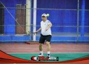 Nampak Terlatih dan Mahir, Walikota Probolinggo dr. Aminuddin Lihai Mengayunkan Raket Tenis