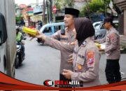Indahnya Berbagi di Jumat Berkah, Polsek Taman Bagikan Makanan ke Warga di Jalan Raya Wonocolo