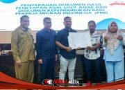 Bupati Gresik Serahkan Dokumen Asal Usul Anak dan Adminduk Keluarga PMI