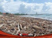 Sampah Kiriman Ratusan Ton Banjiri Pantai Jerman, DLHK Badung Kerahkan Alat Berat