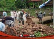 Koramil 0815/15 Jatirejo Bersama Warga Sigap Tangani Longsor di Desa Jembul