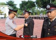 Kapolres Gresik Beri Penghargaan dan Satyalancana kepada 63 Personel Berprestasi