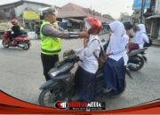 Polantas Menyapa, Sat Lantas Polres Tanjungbalai Ingatkan Pengendara Pentingnya Pakai Helm