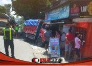 Dump Truk Muatan Pasir “Nylonong” ke Toko Sembako, Evakuasi Truk Berlangsung Lama dan Arus Lalu Lintas Tetap Lancar