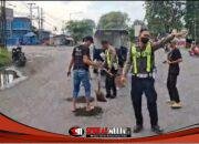 Polsek Krian Gerak Cepat Tangani Jalan Berlubang untuk Keselamatan