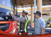 Satlantas Polres Gresik Ramp Check Bus dan Tes Urine Sopir di Terminal Bunder