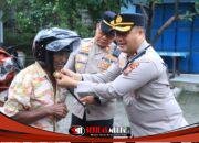 Humanis dan Edukatif, Kapolres Gresik Berbagi Helm SNI kepada Pengemudi Becak Listrik