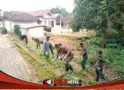 Satgas ke 127 TMMD Kodim 0827/Sumenep Bersama Warga Bersihkan MCK di Masjid Baiturrahman Desa Mandala