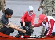Bupati Blitar Pimpin Gerakan ASRI di Alun – Alun Kanigoro