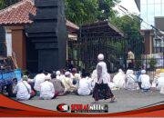 Puluhan Santri Ponpes Al Ibrohimi Unjuk Rasa di Kejari Gresik, Minta Penangguhan Penahanan Pengasuh