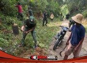 Satgas TMMD ke-127 Kodim 0827/Sumenep Bersama Warga Kerja Bakti Bersihkan Jalan Desa Mandala